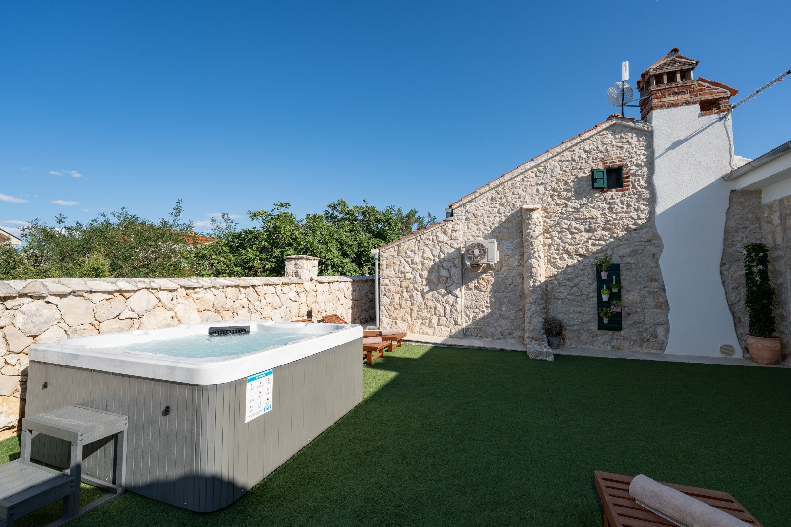 Villa Vidonjica - Authentic stone villa with complete privacy and sea views, Villa Vidonjica Novalja